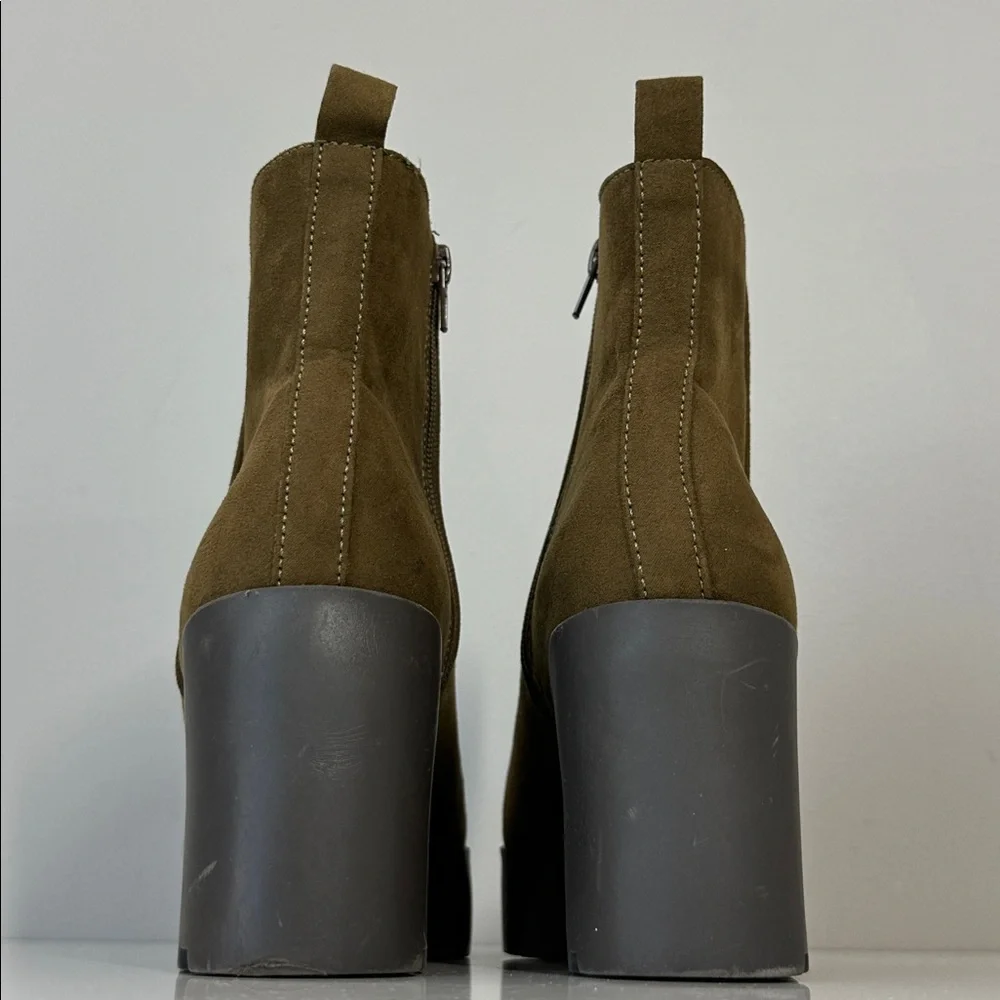 Journee Collection Cassidy‎ Lug Sole Faux Suede Booties Size 8